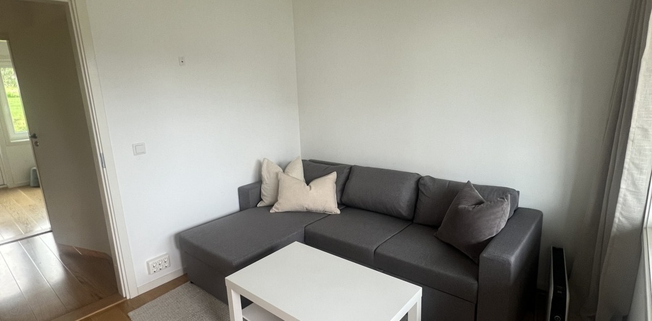 Lys og trivelig stue. Leilighet med svært god takhøyde.