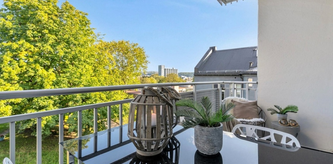 Nydelig balkong med utsikt til hage og Grünerløkka!