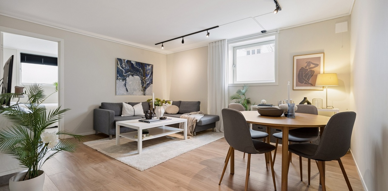 Stor stue med god plass til sofa og sosial sone.