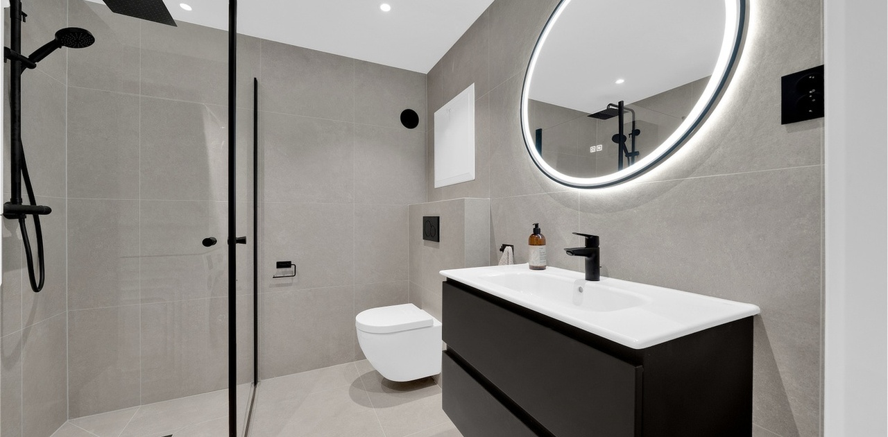 Badet ble totalrenovert våren 2026. Vaskemaskin og tørketrommel er tilgjengelig på badet.