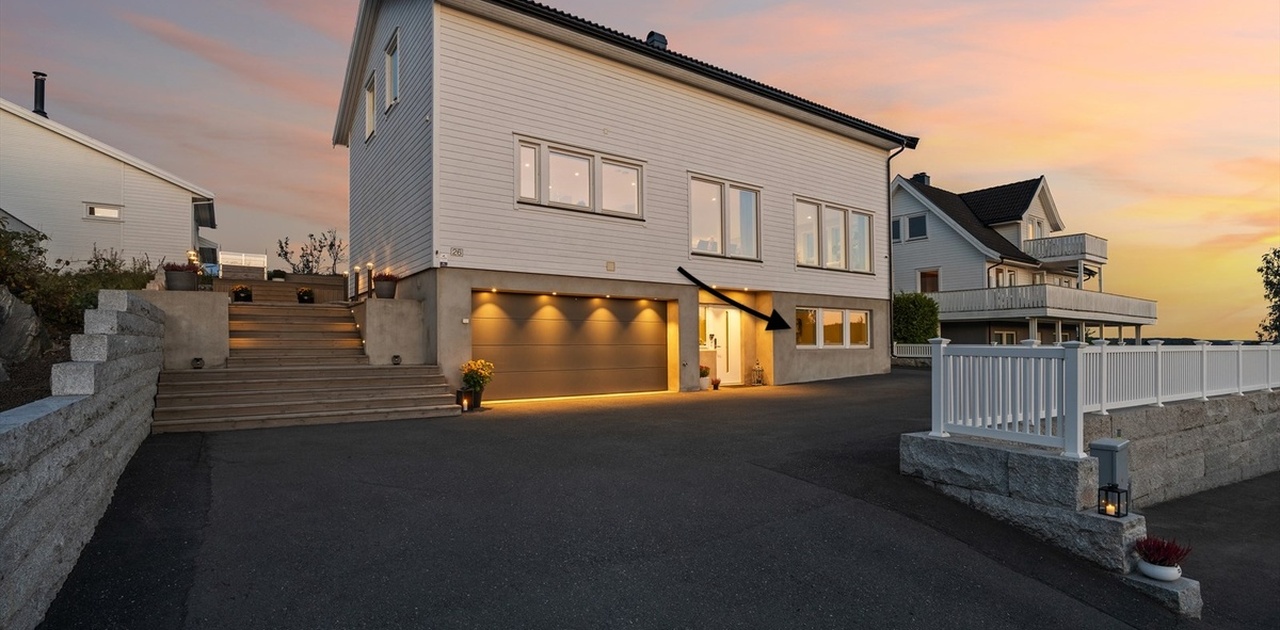 Inngang til hybelen. Mulighet for parkering rett utenfor døren. Hybelen ligger i et rolig og attraktivt nabolag med flotte omgivelser.