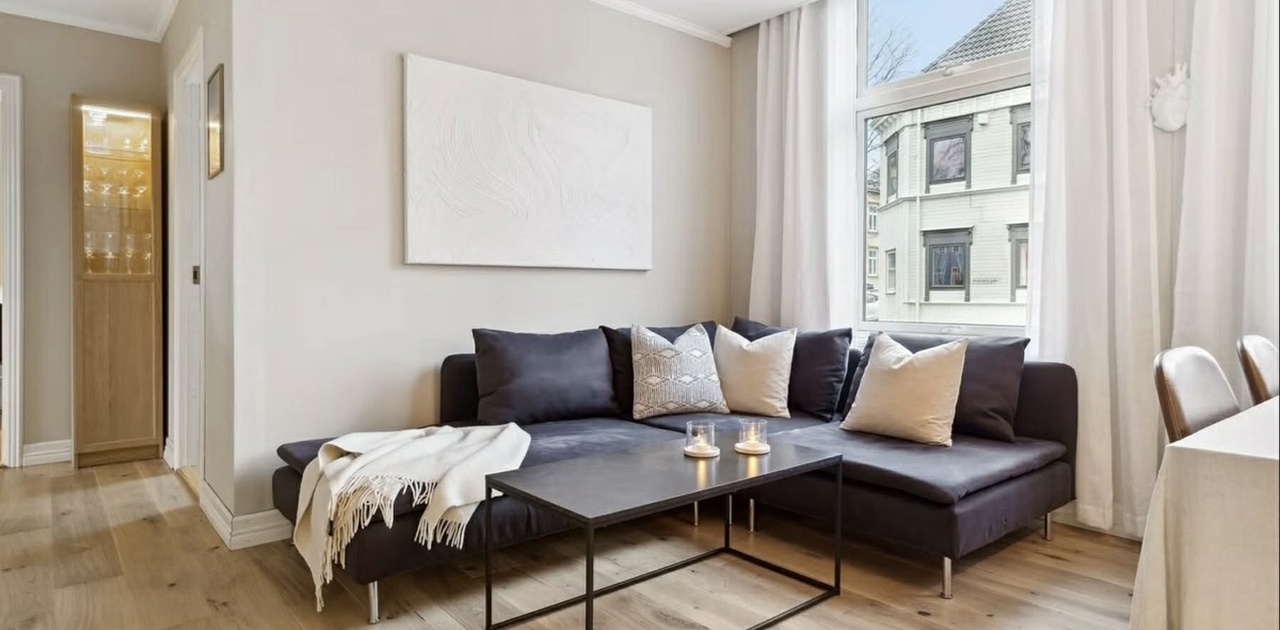 Tv-stue m sofa og salongbord