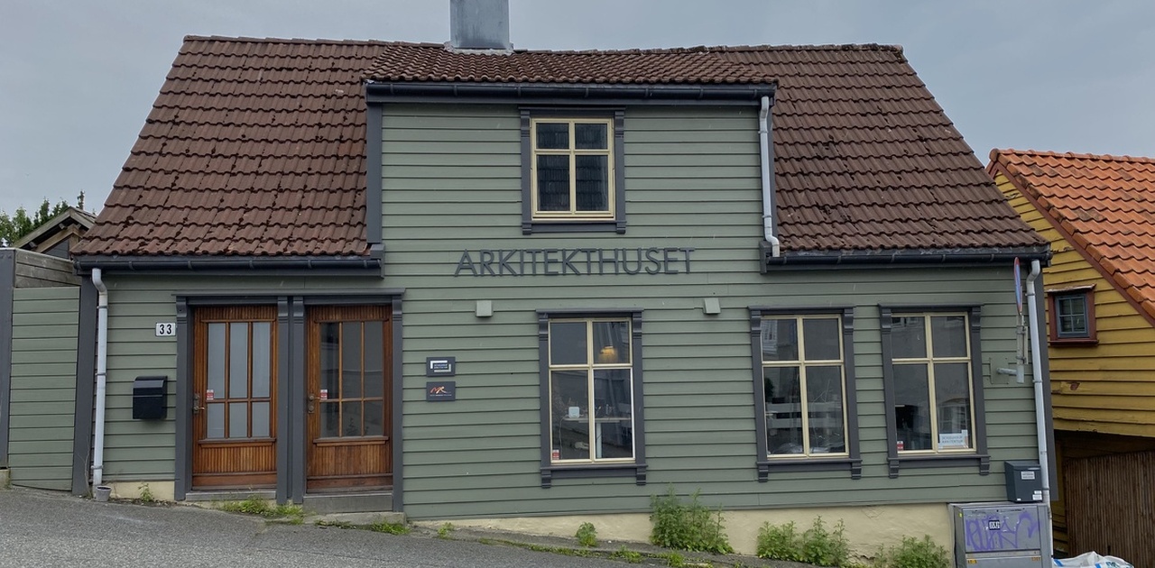 Huset fra utsiden. Inngang er døren til venstre.