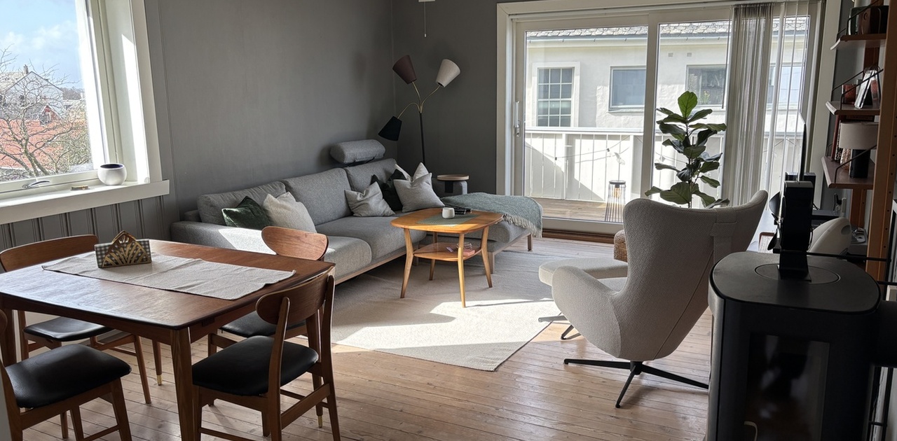 Deilig stove med god plass. Eigen peis som er nyttig om vinteren.