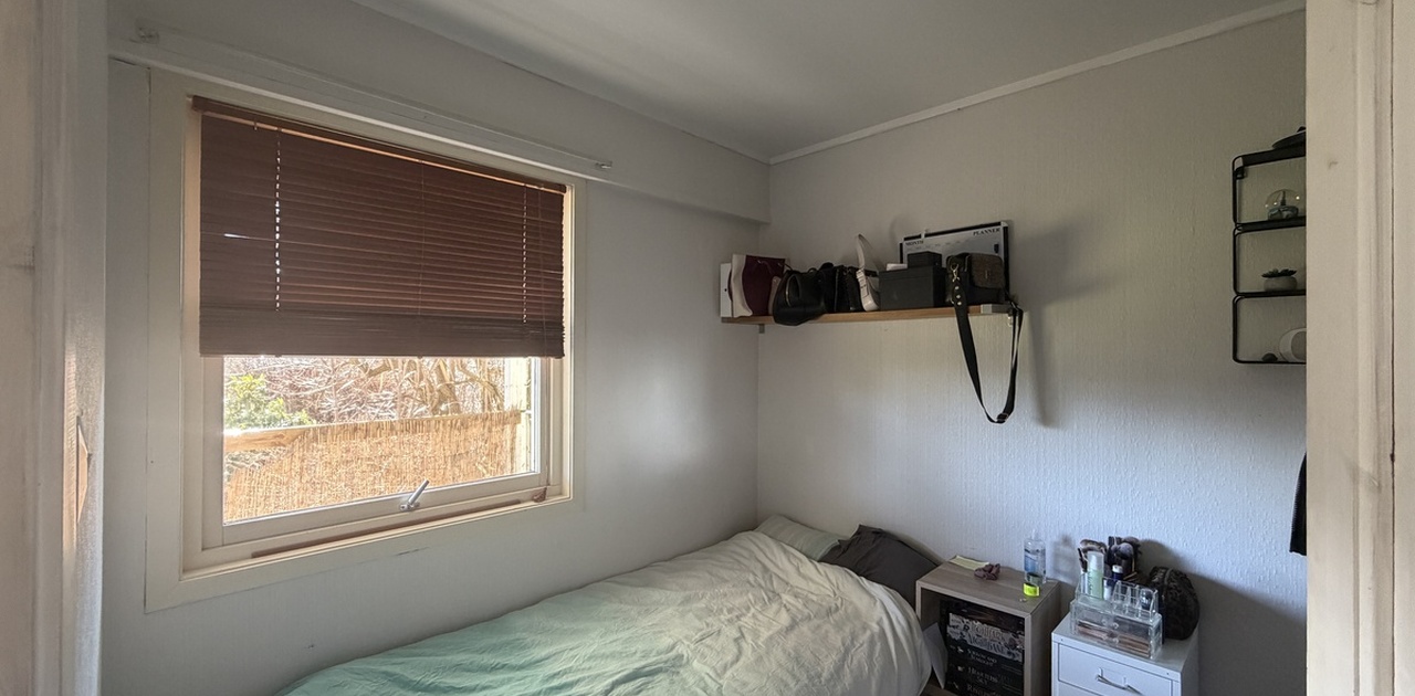 Møbler tilhører utleier, rommet leies ut tomt