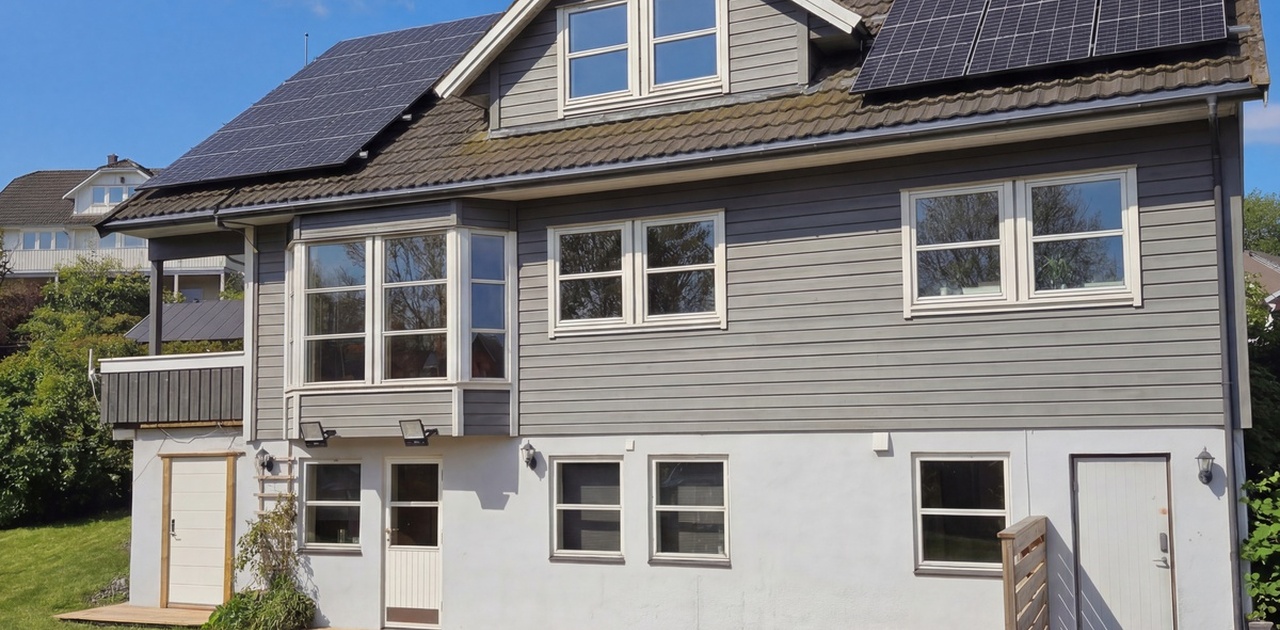 House - Apartment entrance (on the right)