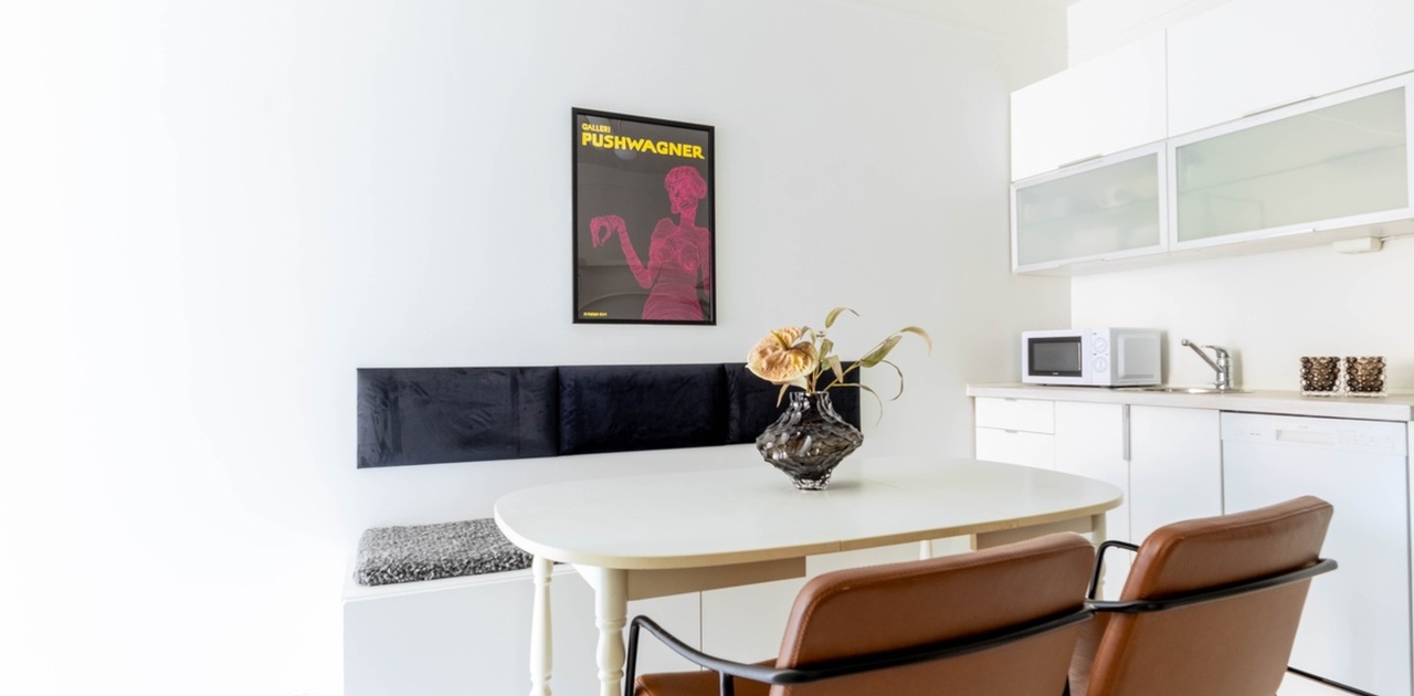 Felles kjøkken med spisebord, spisesofa/stoler inkludert