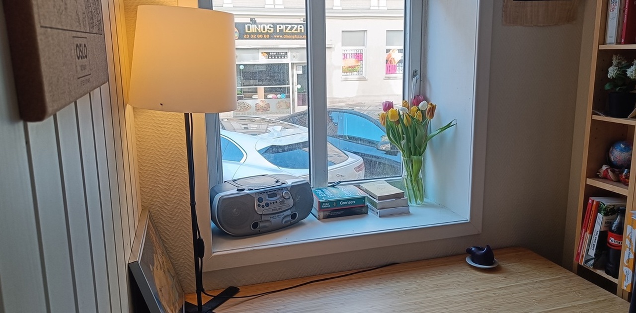 Rommet vender ut mot en sidegate