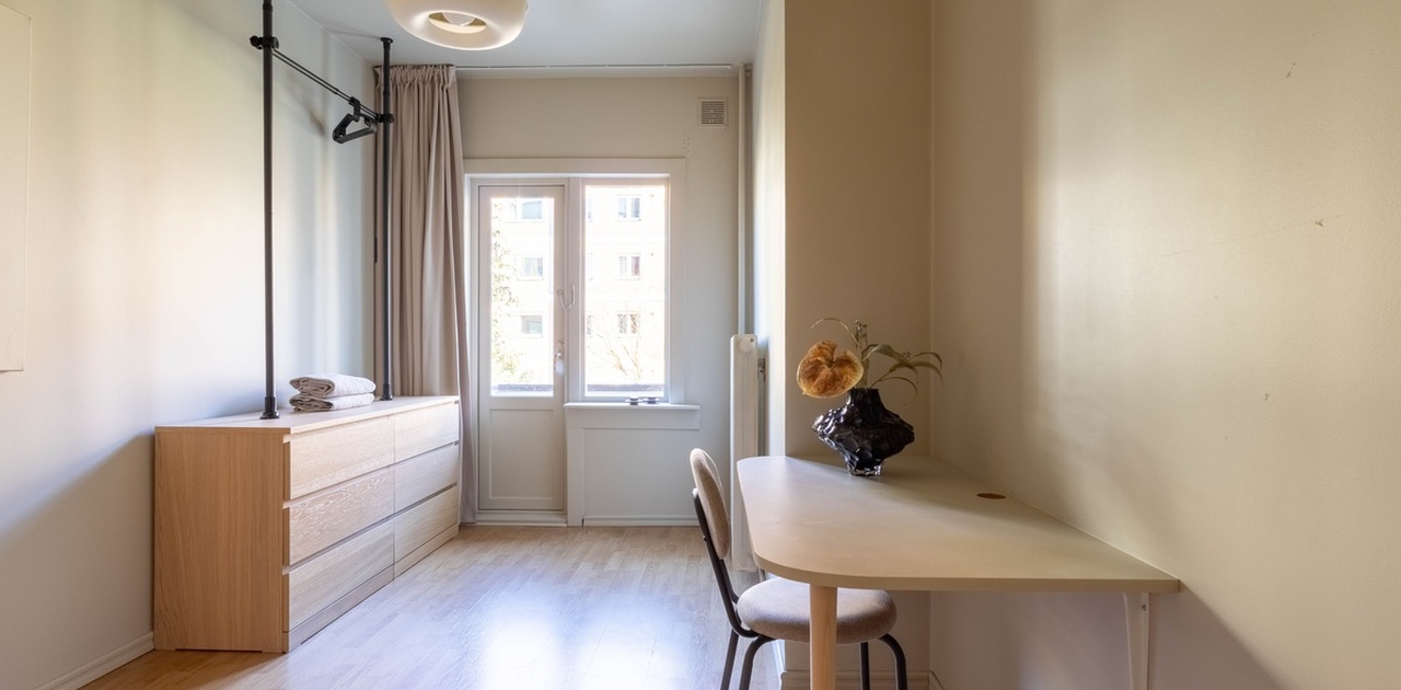 Soverom 3 med egen balkong vendt mot bakgård - Skrivebord, kommode og klesstativ
