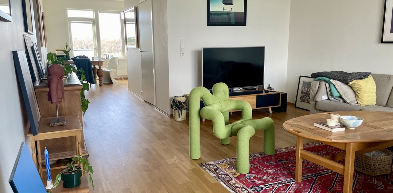 Stor stue med sofa og TV