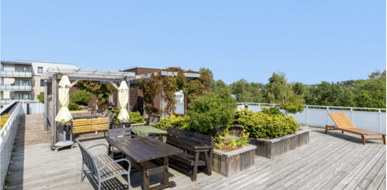 INNBYDENDE FELLES TAKTERRASSE