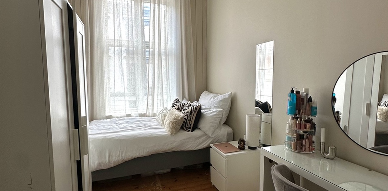 Rommet leies ut møblert med god oppbevaringsmuligheter