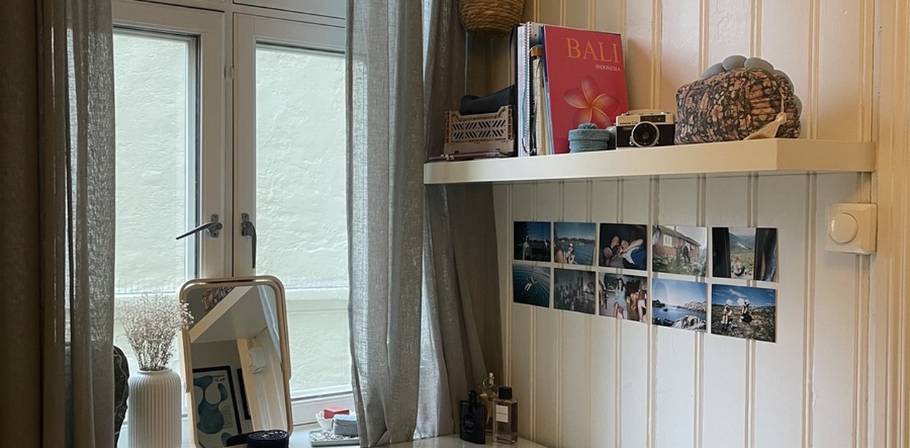 Hylle, skrivebord og stol som følger med