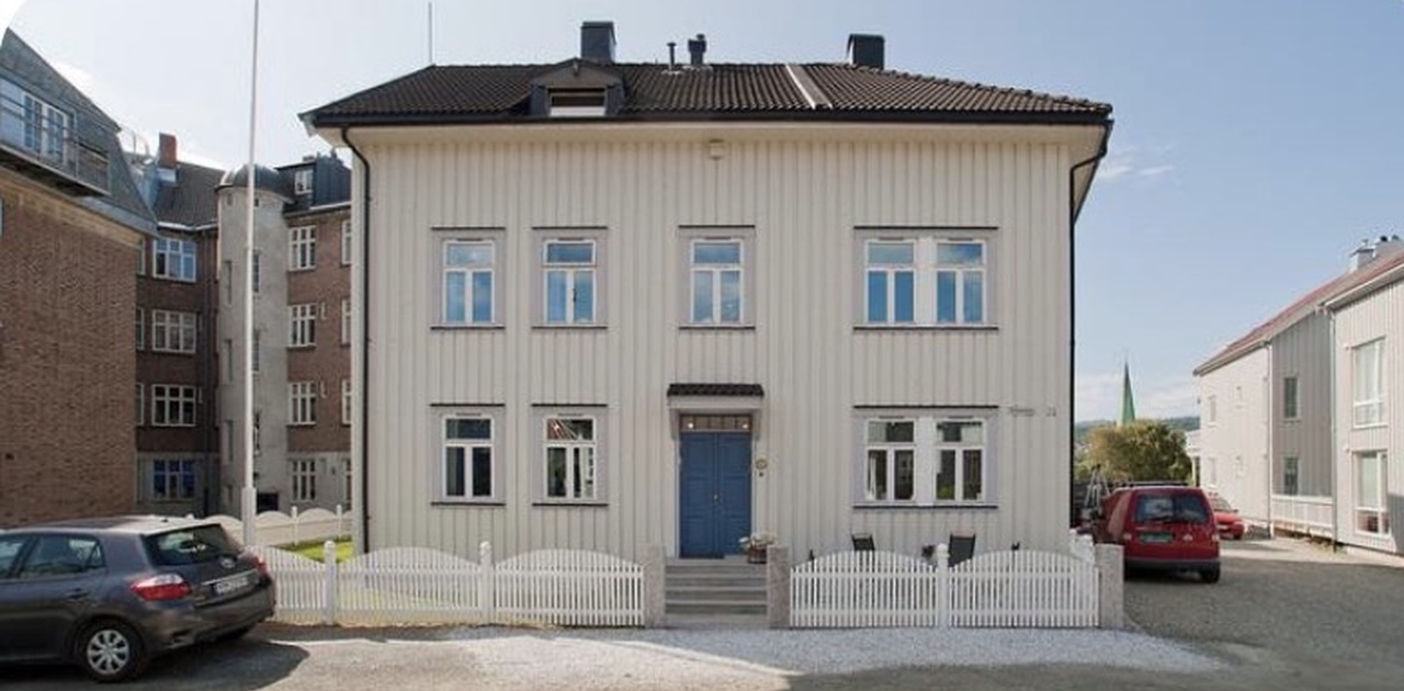 Huset utenfra, leiligheten inn den blå døren