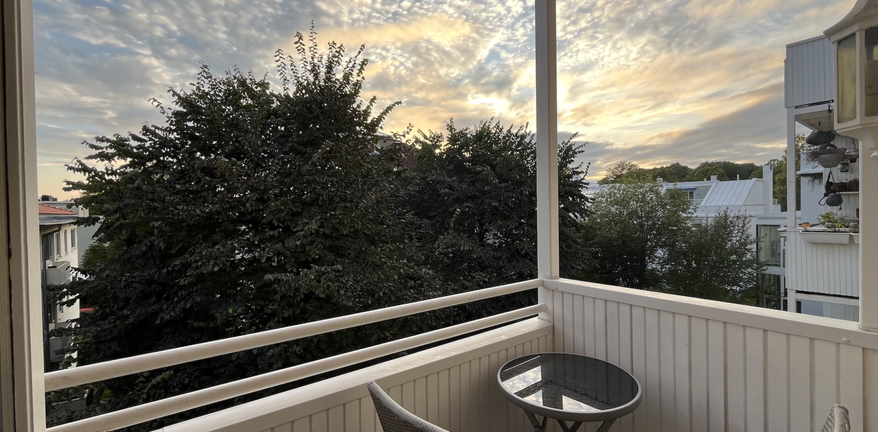 Skjermet balkong med sol fra ca 12 ut dagen.