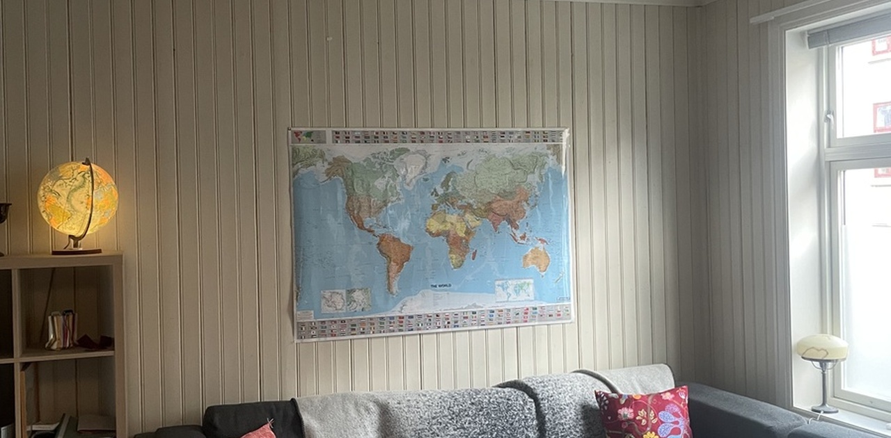 Stue med sofa, bord og 40-tommers TV (ikke synlig på bildet)