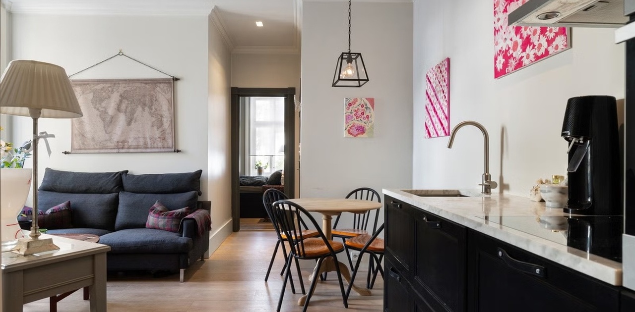 Stue/kjøkken. Kjøkkenet har en benkeplate av marmor og god lagringsplass.