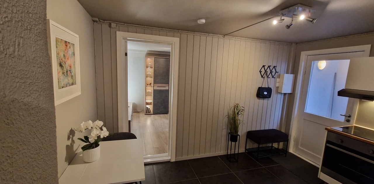 Flislagte gulv med behagelig gulvvarme. Strøm er inkludert i leien.