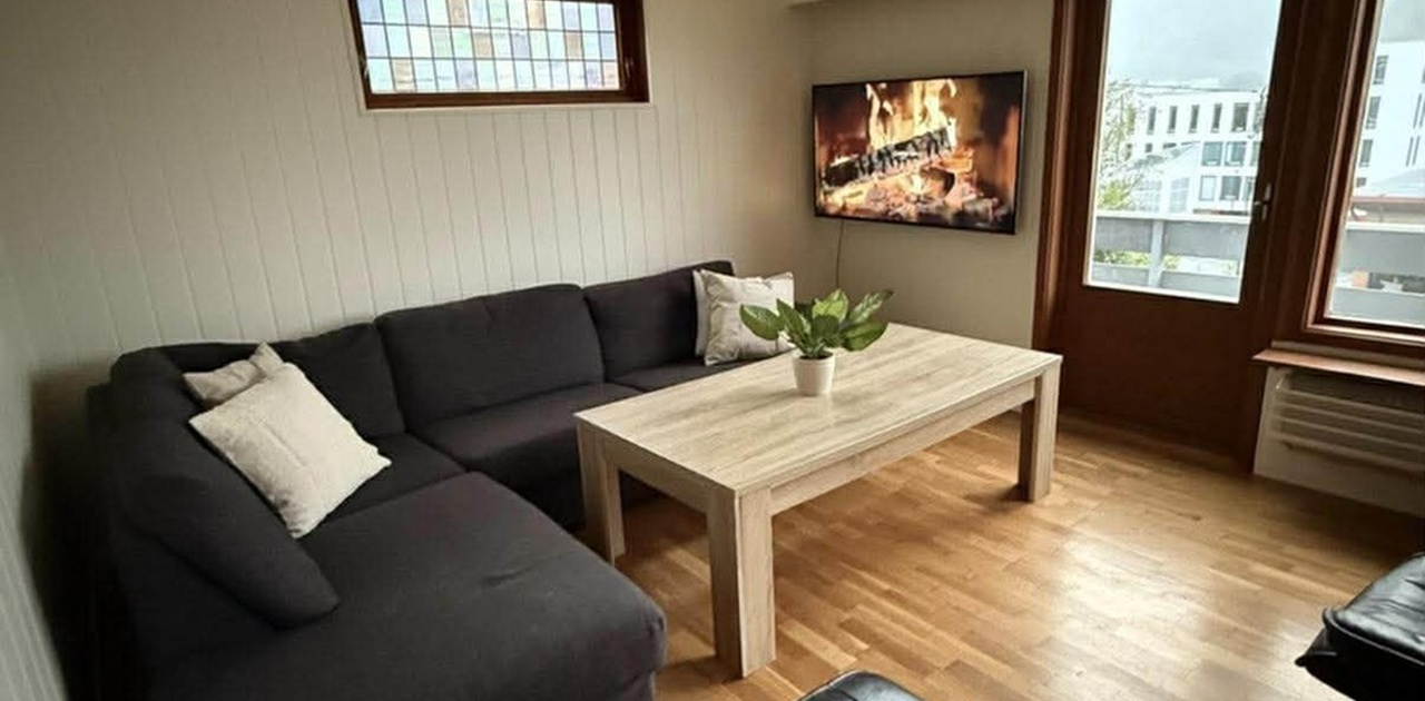 Delvis møbler kollektiv midt i Førde sentrum