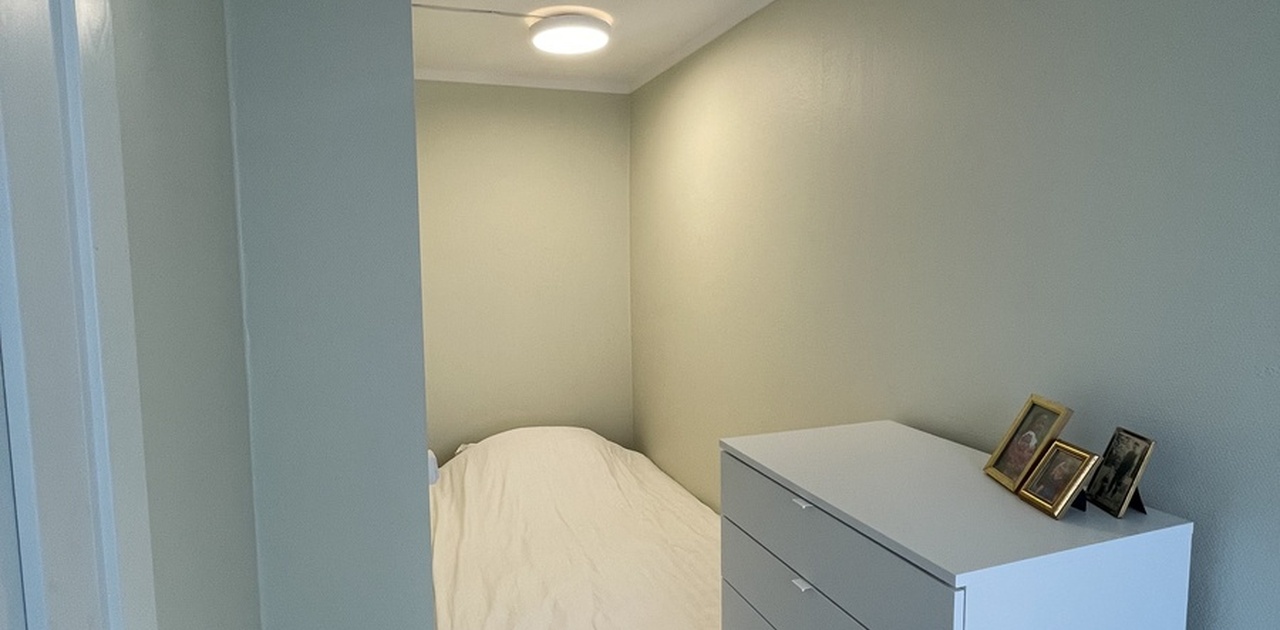 Leies ut møblert med seng og kommode