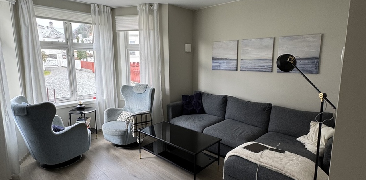 Stue med koselig karnapp