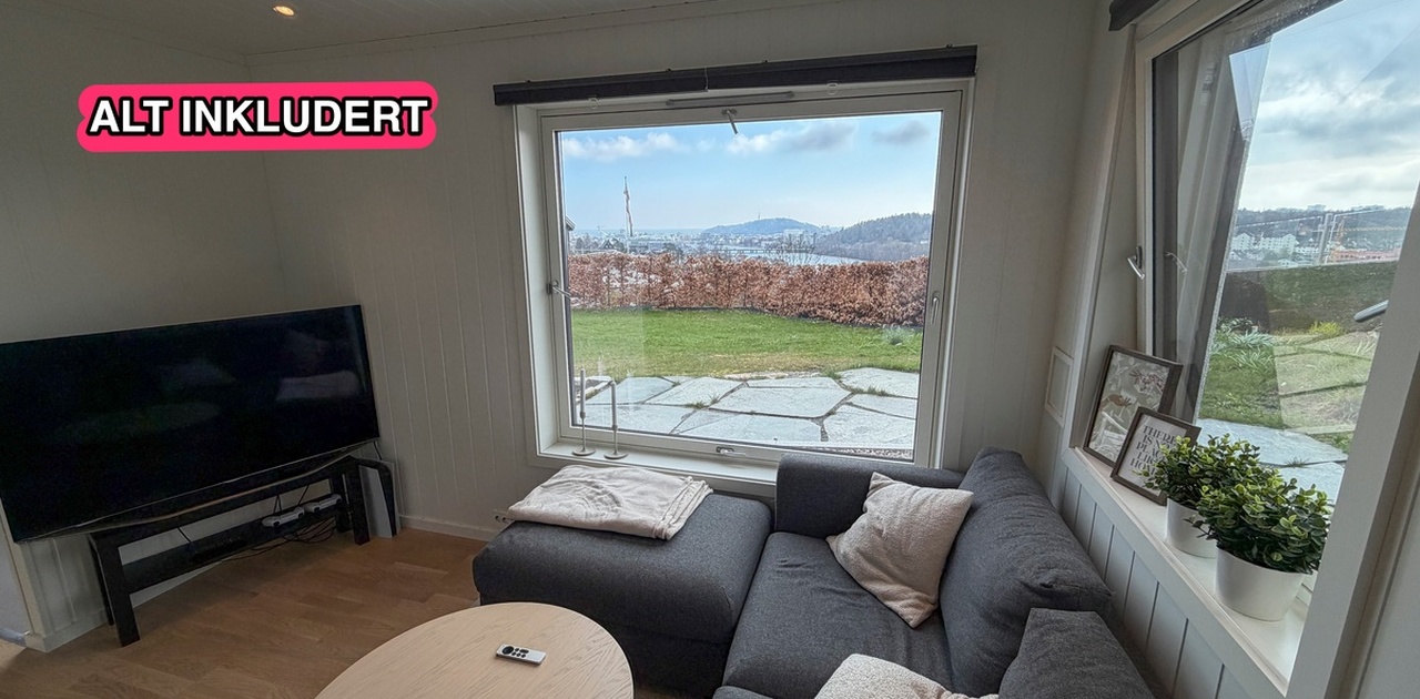 Solrik stue med utsikt rett mot Oksøy og Grønningen fyr. Kvadraturen til høyre