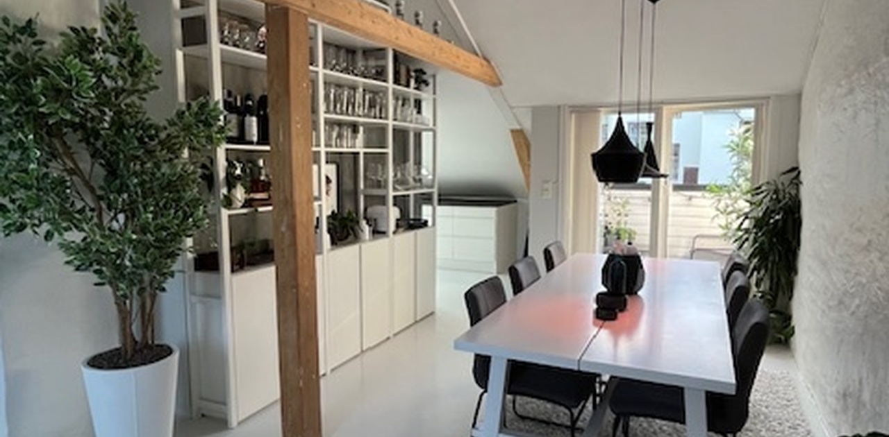 Stua (spisebord, spisestoler, sofa, sofabord, tv-benk og tv følger med)