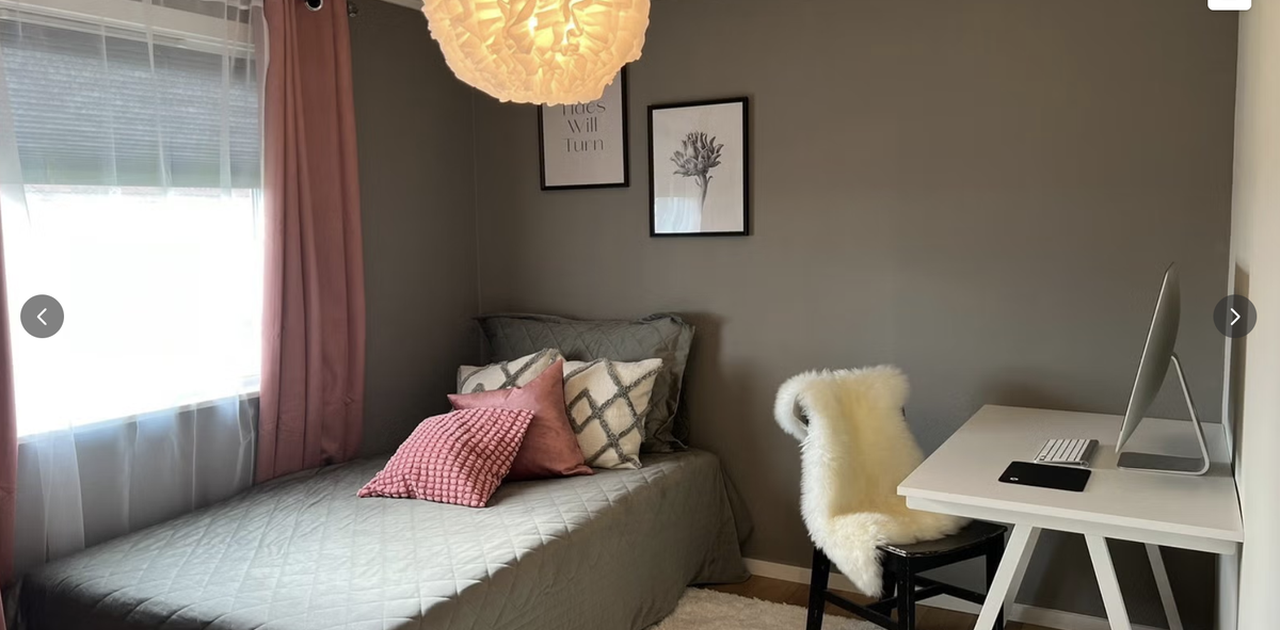 Soverom 1 m/sjøutsikt, 120 seng, stor garderobe, kontorplass