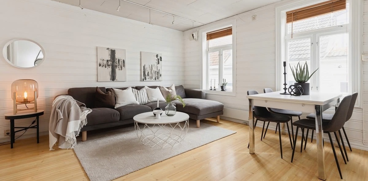 Romslig stue med spiseplass og sofakrok