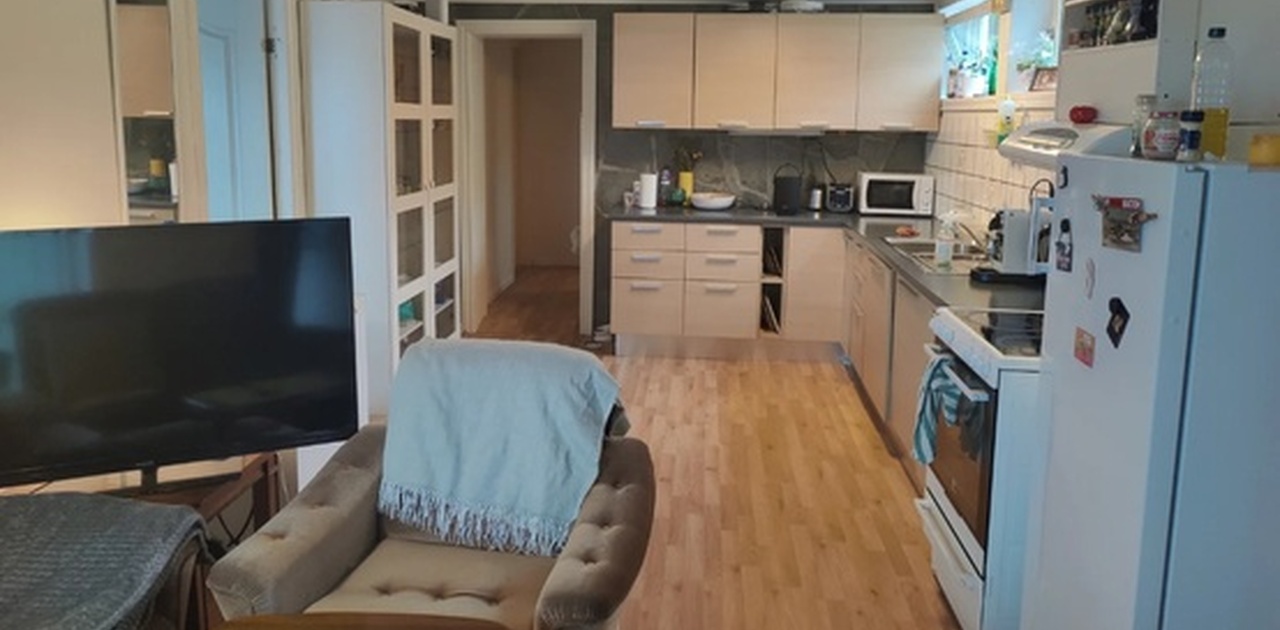 stue kjøkken. rom 1 er til venstre, vegg i vegg