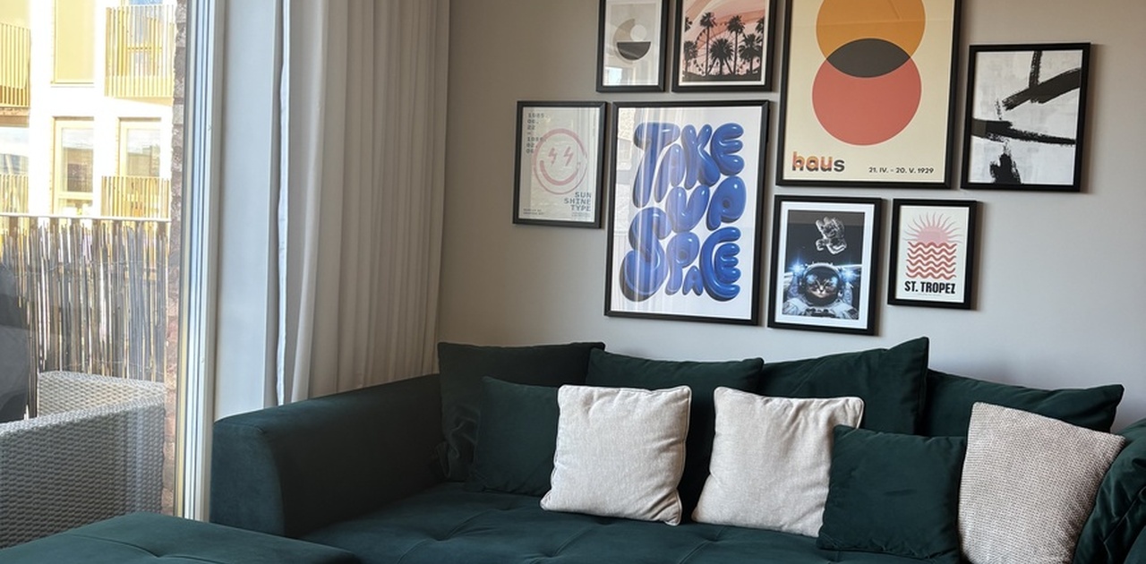 Stue med store vinduer og balkongdør