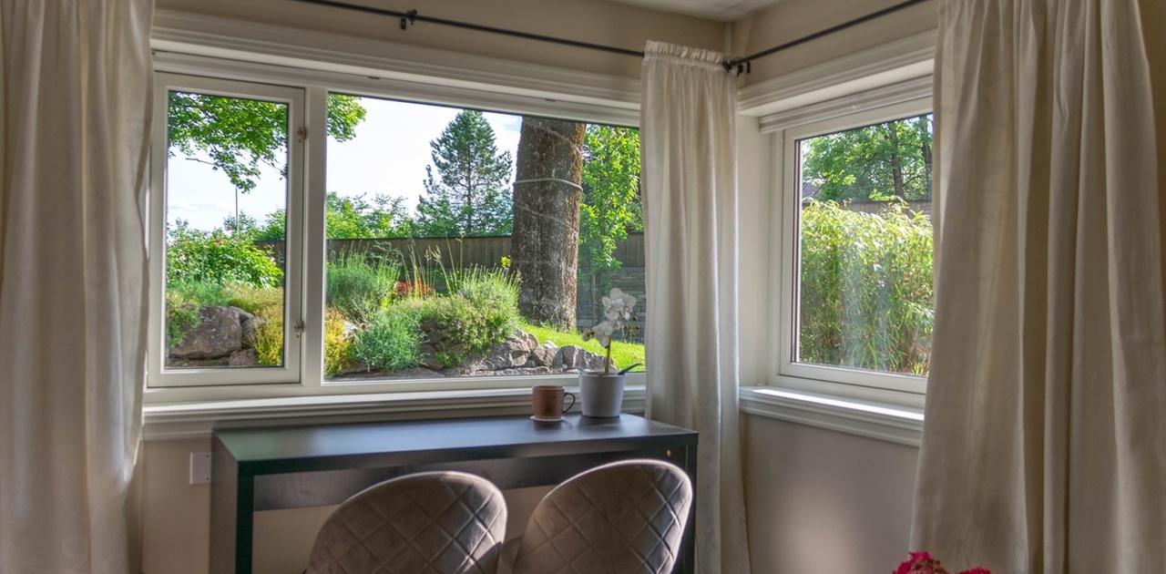 Hyggelig utsyn via store vinduer.
