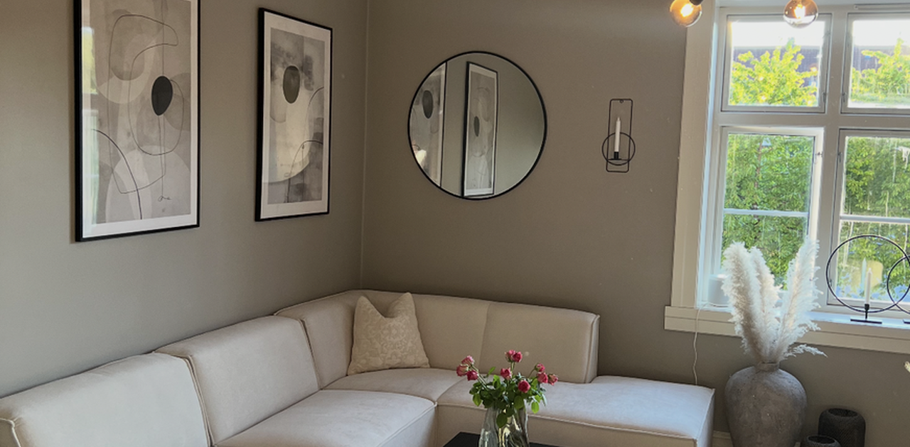 Romslig sute med høyt under taker, rosett og brede lister