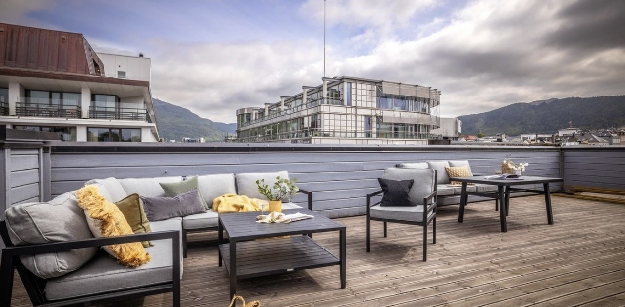 Takterrasse, møblert av sameiet