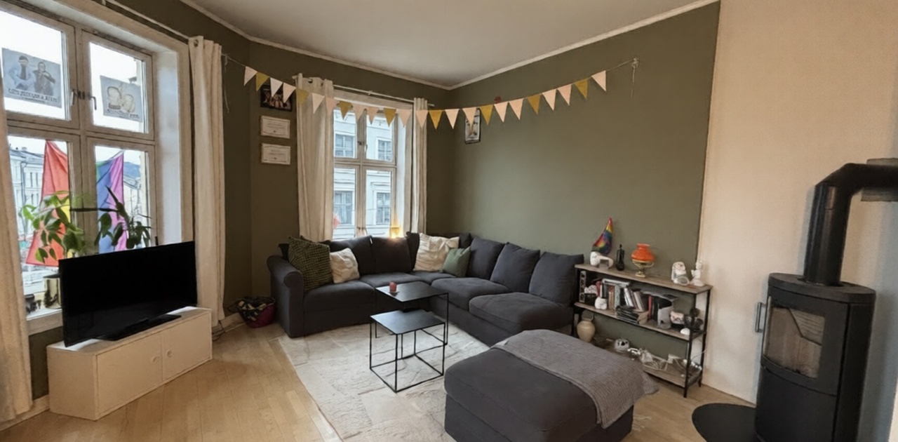 Alle møblene i stua og spisebord følger med.