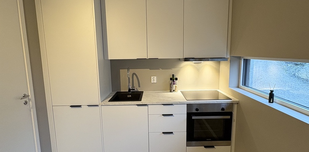 Nytt og moderne kjøkken med integrerte hvitevarer