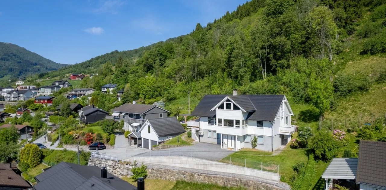 Leiligheita ligg nede til venstre mot garasjen