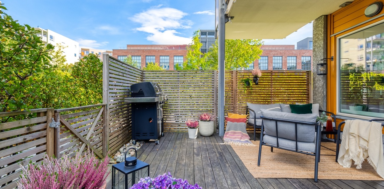 Privat terrasse med plass til utemøbler og grill