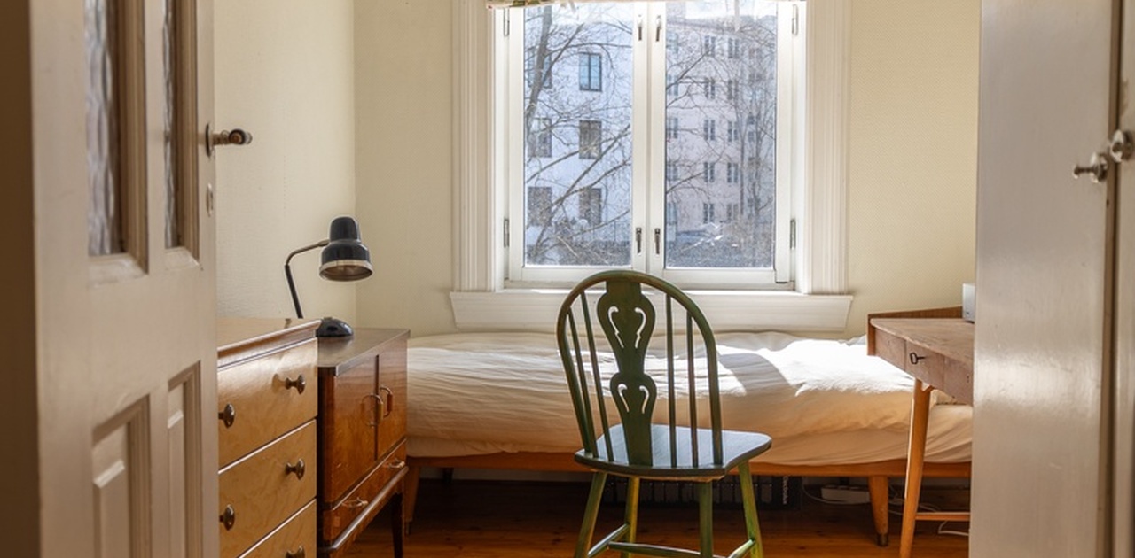 Soverommet med utsikt over innergården