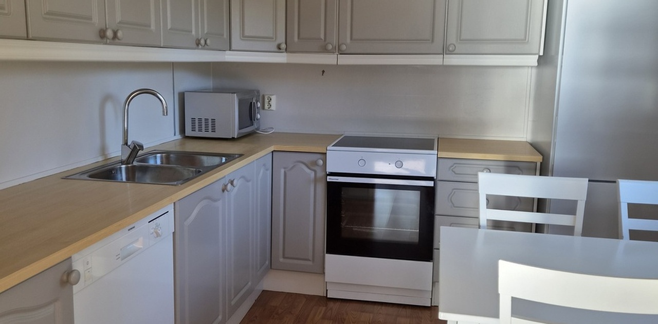 Kjøkken med ny komfyr og nytt kjøleskap/frys. Oppvaskmaskin og mikrobølgeovn. Nymala tak og veggar..