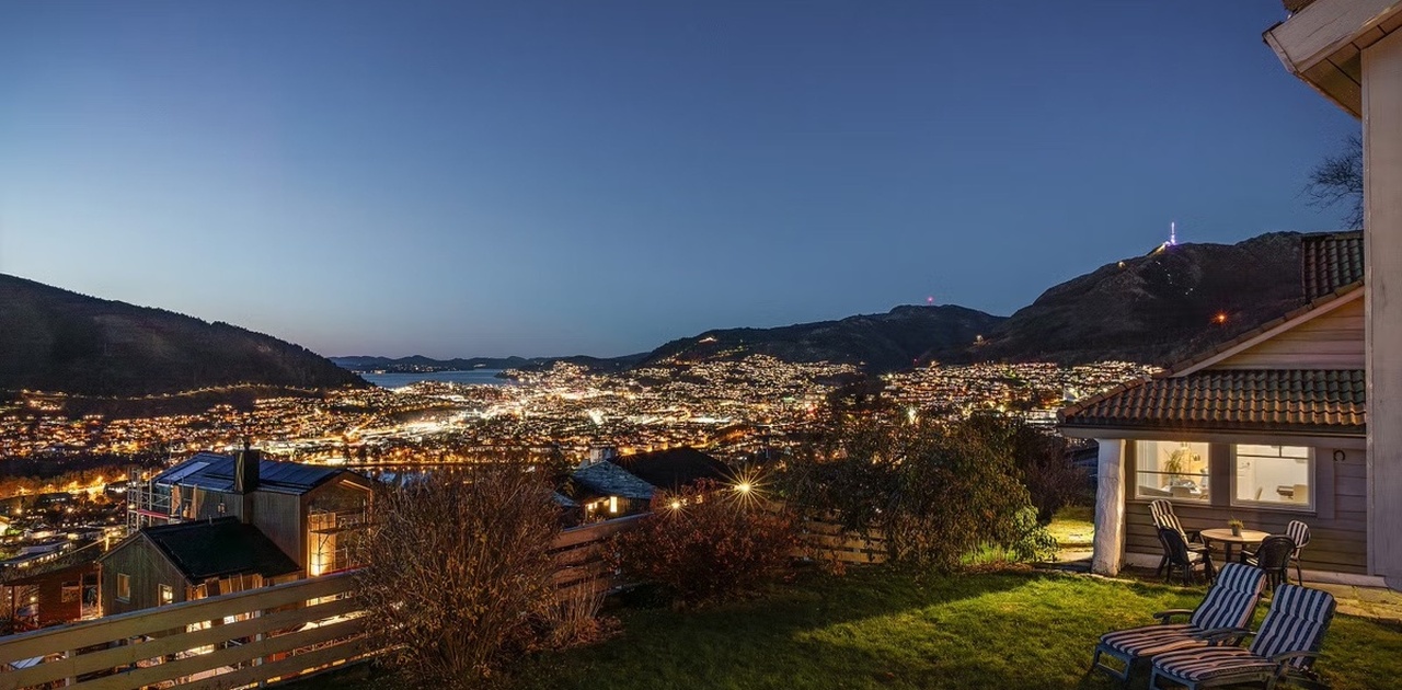 Flott utsikt og gode solforhold - hybelen synlig til høyre i bildet