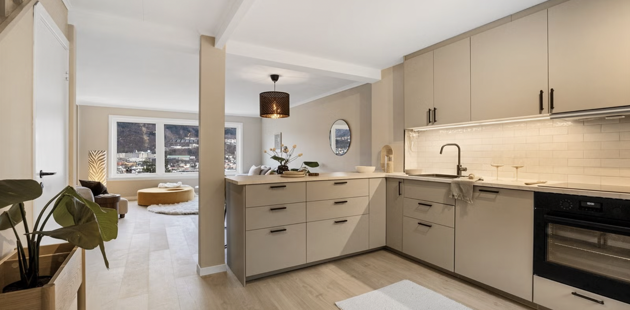 Åpen kjøkken/stue løsning. Nytt kjøkken.