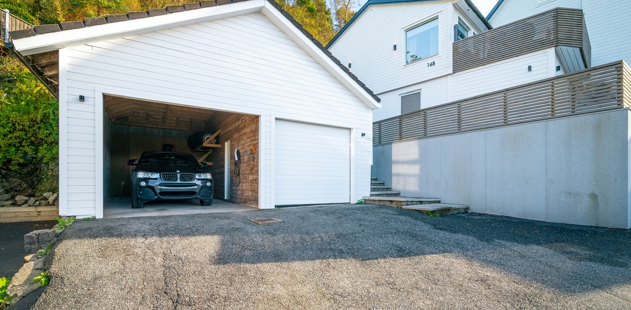 Garasjedel med port er tilhørende boligen.