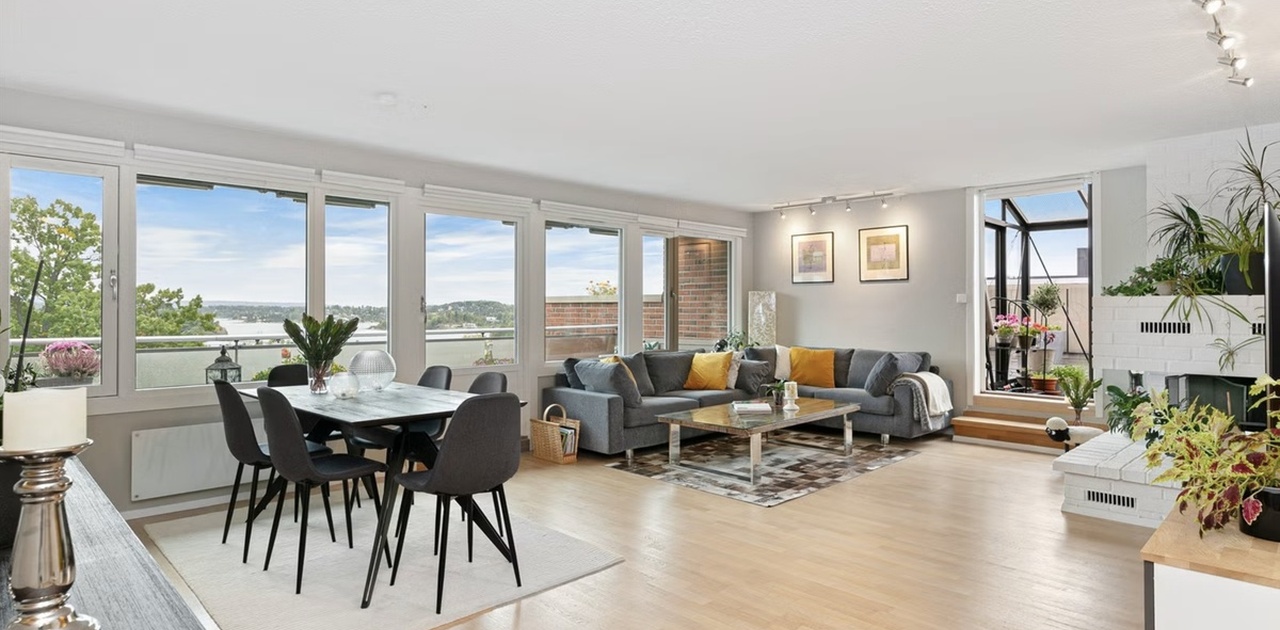 Annet sofa og spisebord enn på bildene