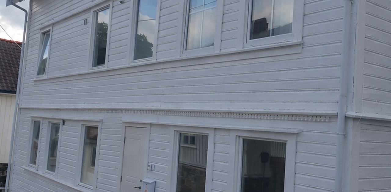 Egen inngang med privat uteplass.