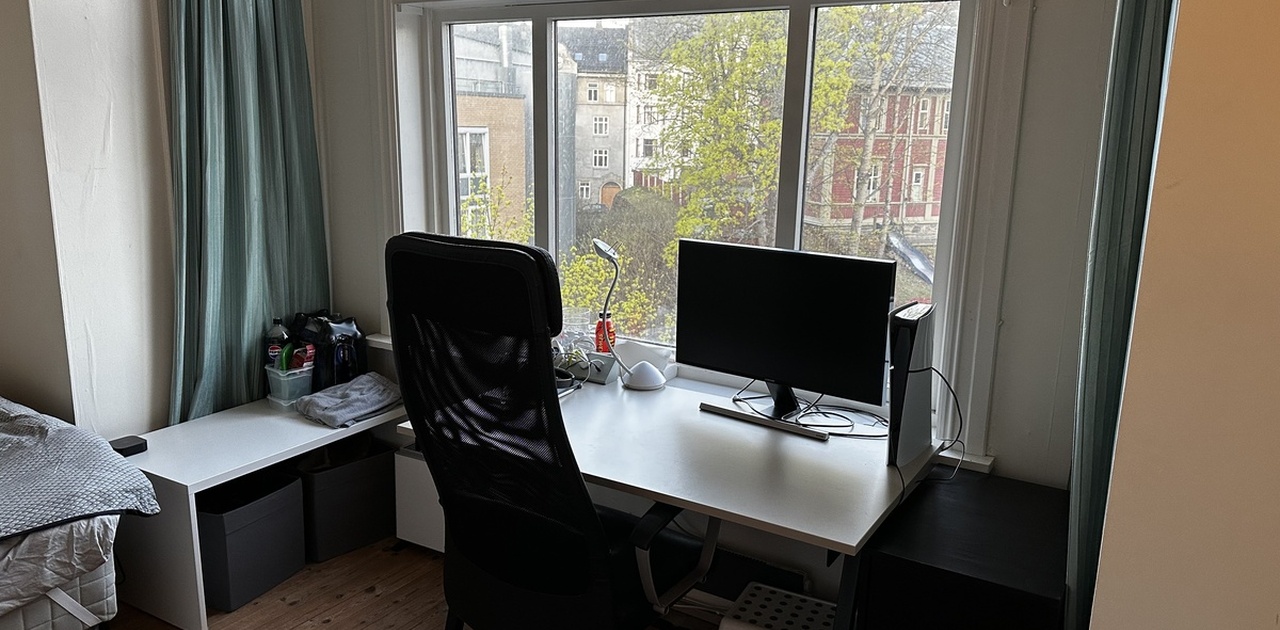 Utsikten fra det ledige soverommet. Store vinduer som gir fint, naturlig lys.