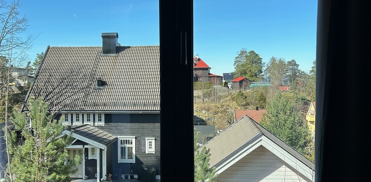Ligger vestvendt og høyt i terrenget