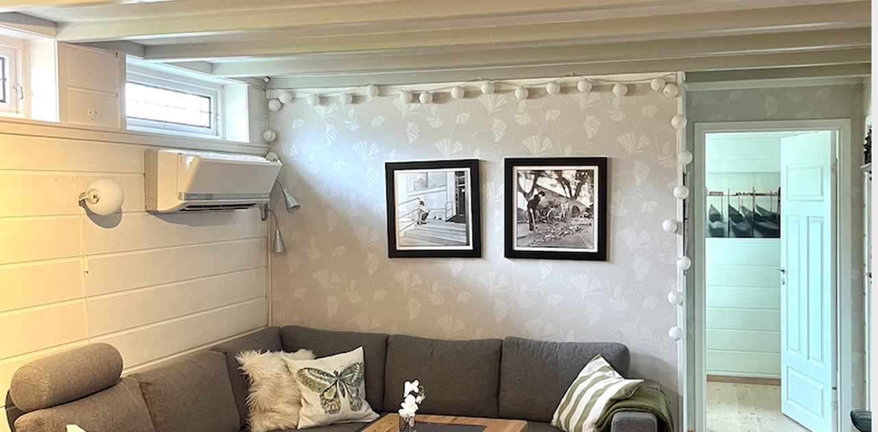 Sovesofa med god plass. Leiligheten er utstyrt med varmepumpe som holder leiligheten varm.