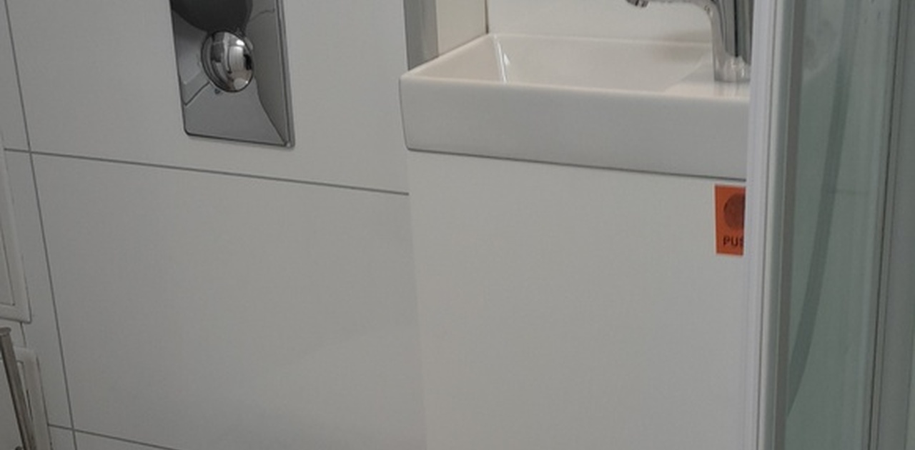 Bad, dusj vask og toalett