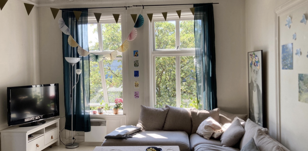 Stooooor og lys stue - perfekt for filmkveld, koslige middagar og avslapping